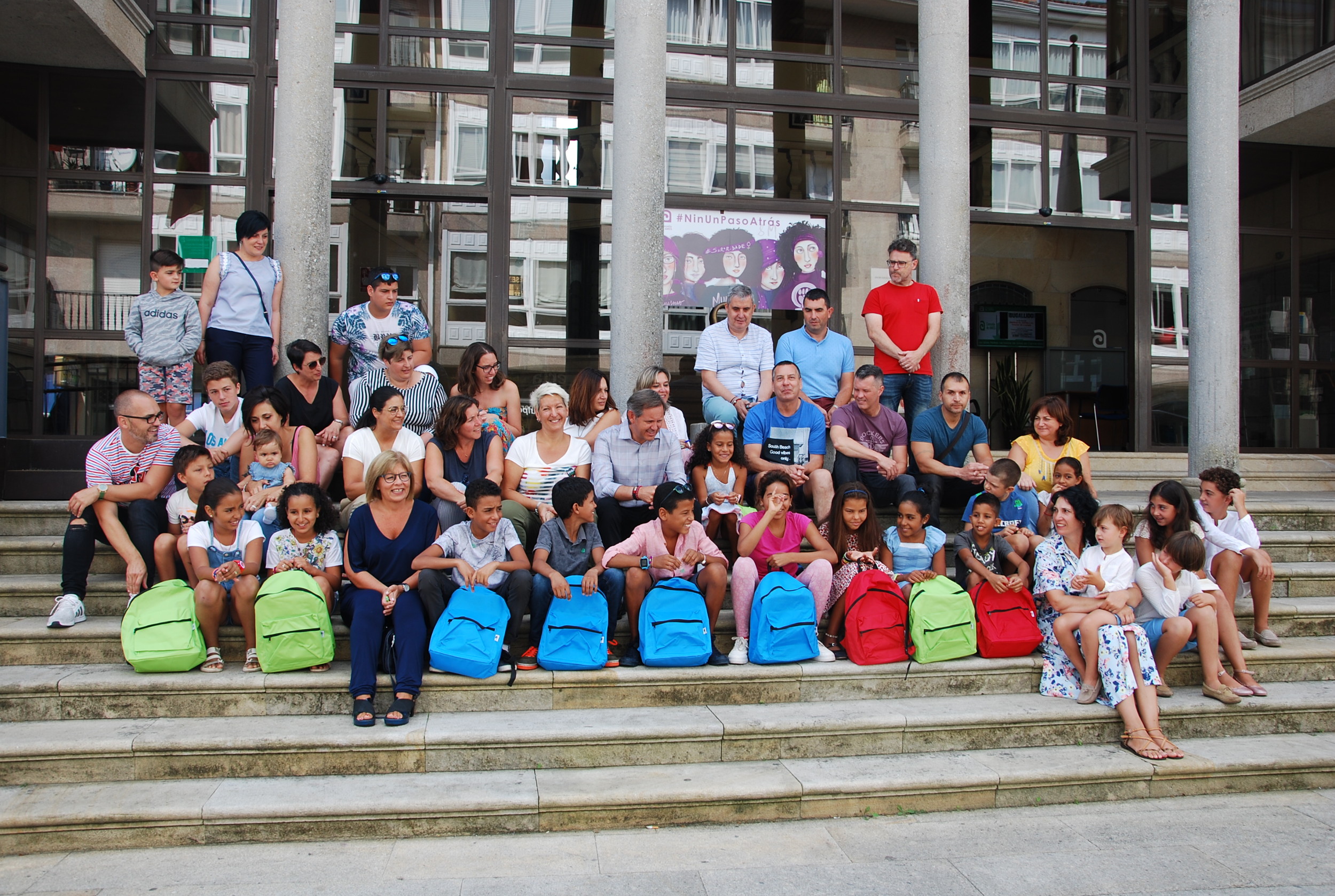 Foto de familia diante da Casa do Concello Foto de familia diante da Casa do Concello
