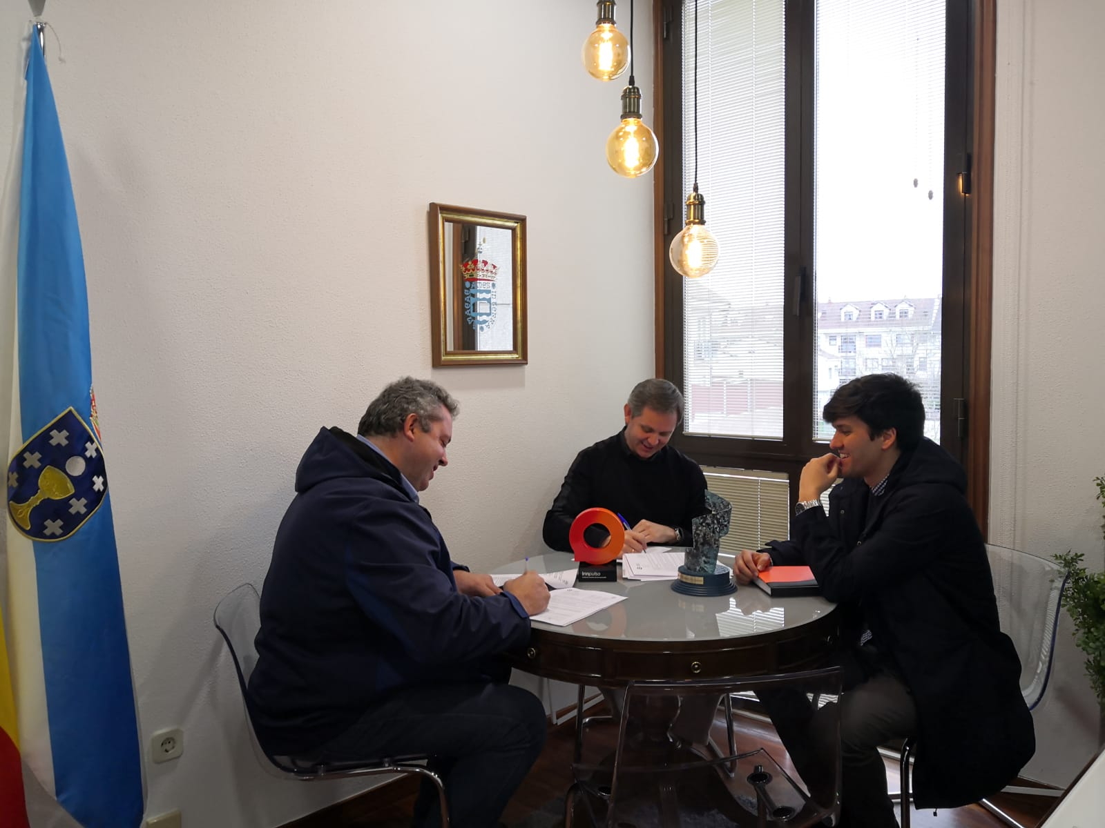 O alcalde de Ames, Jose Miñones, e o representante da empresa Construcciones Cernadas SL asinaron o contrato para a execución de dito proxecto O alcalde de Ames, Jose Miñones, e o representante da empresa Construcciones Cernadas SL asinaron o contrato para a execución de dito proxecto