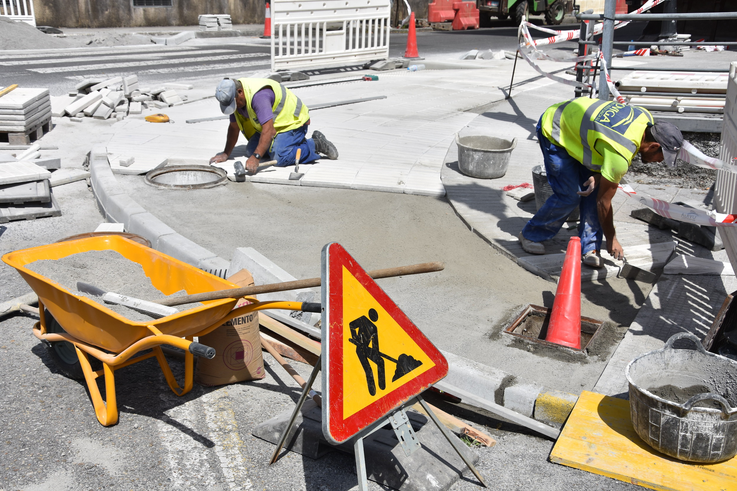 Actualmente estase traballando no cruce da avenida da Maía coa rúa Poeta da Maía Actualmente estase traballando no cruce da avenida da Maía coa rúa Poeta da Maía