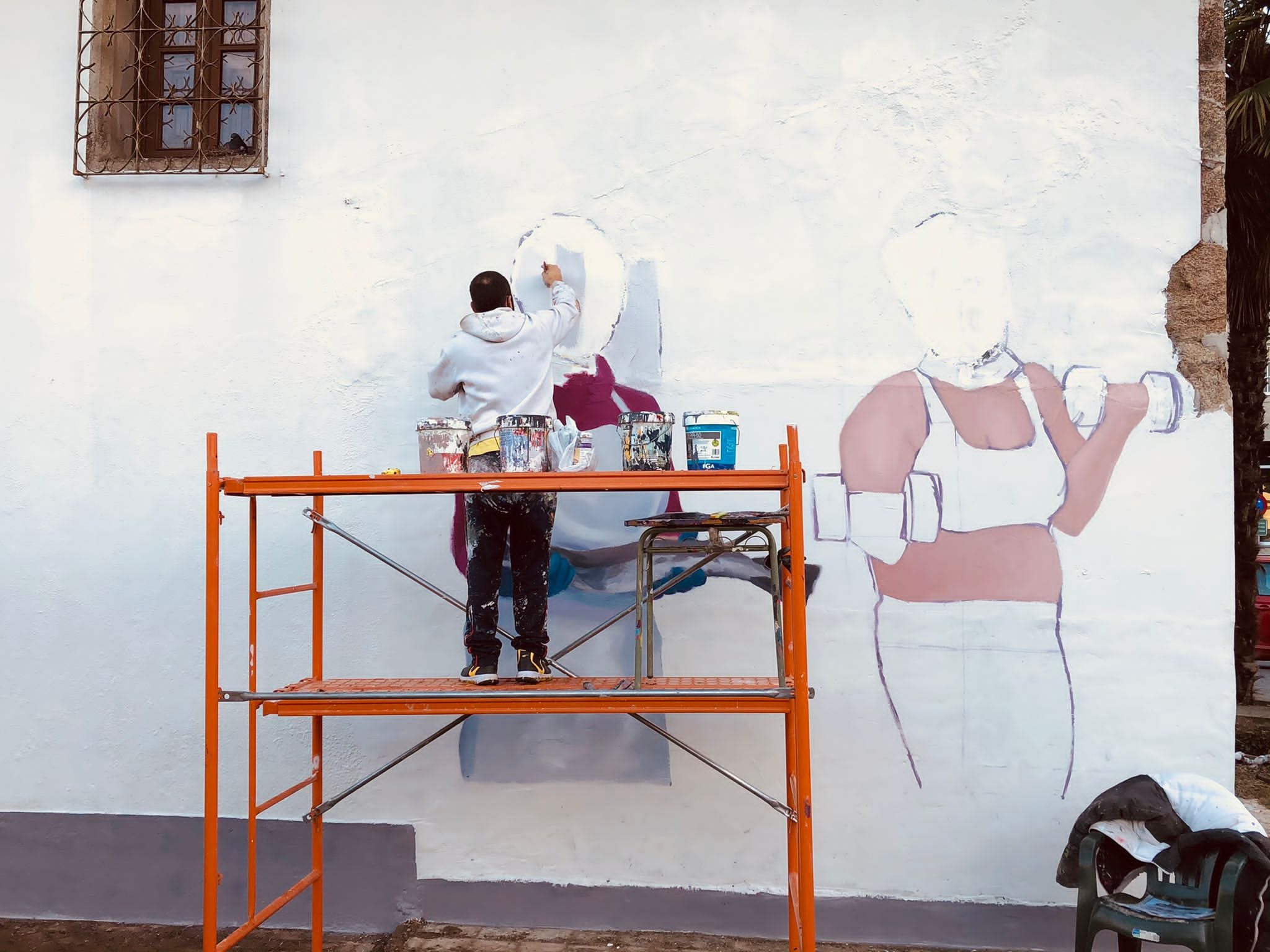 Imaxe de Yoseba Muruzabal traballando no mural.