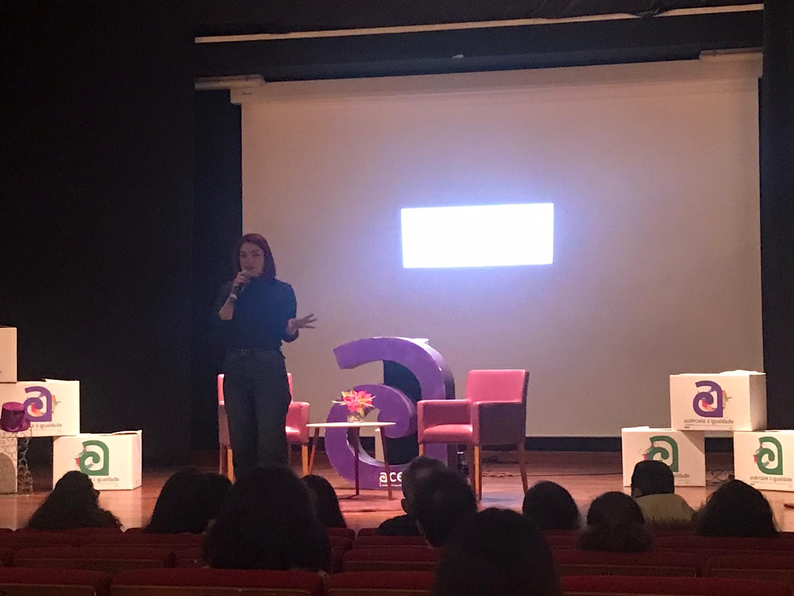 Raquel Riba Rossy impartiu unha charla-coloquio na que preto de 80 persoas puideron introducirse nun espazo de benestar, reflexión, autocoñecemento e autocoidado Raquel Riba Rossy impartiu unha charla-coloquio na que preto de 80 persoas puideron introducirse nun espazo de benestar, reflexión, autocoñecemento e autocoidado