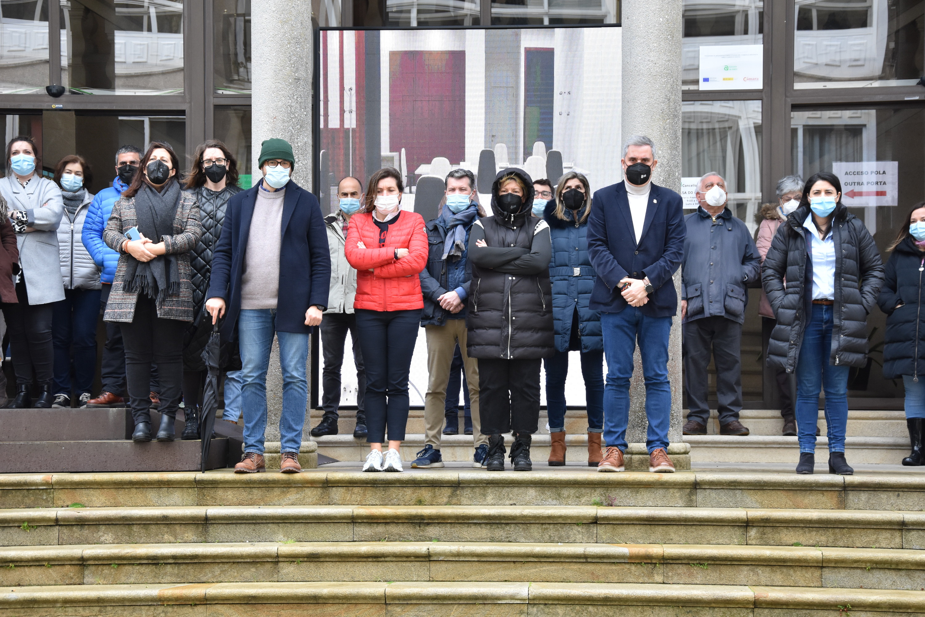 Imaxe da concentración silenciosa feita fronte ás portas da Casa do Concello, en Bertamiráns Imaxe da concentración silenciosa feita fronte ás portas da Casa do Concello, en Bertamiráns