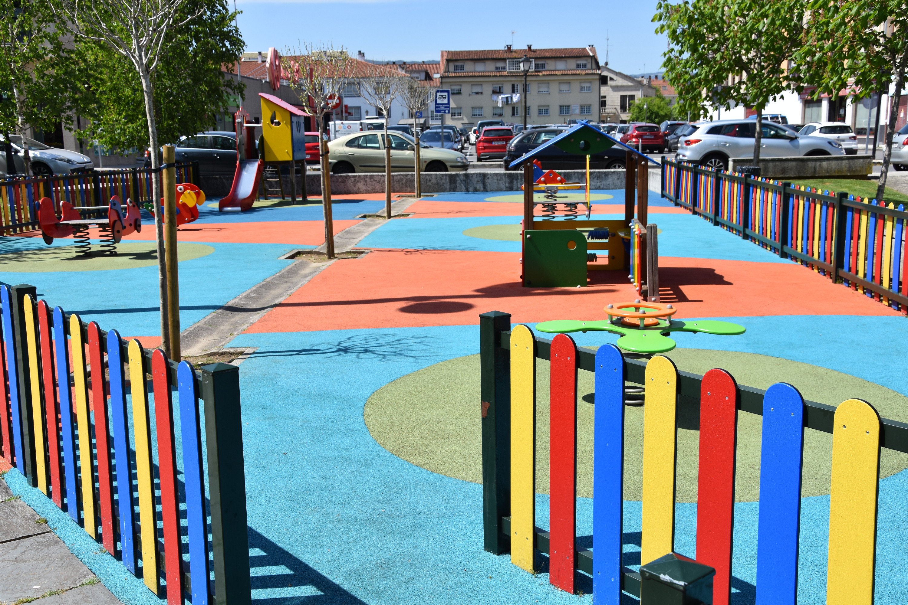 Imaxe do parque infantil que está próximo ao paseo fluvial de Bertamiráns Imaxe do parque infantil que está próximo ao paseo fluvial de Bertamiráns