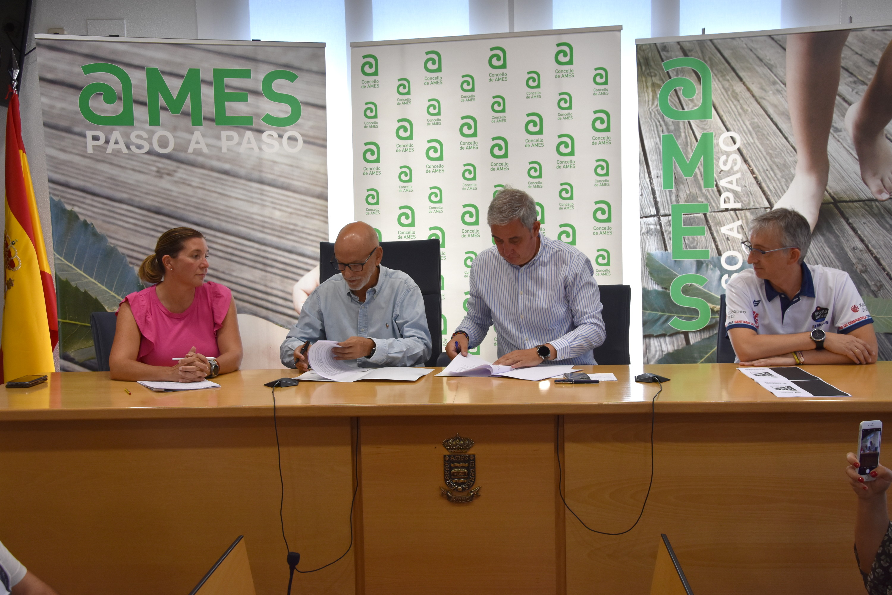 Acto de presentación do acordo entre o Concello de Ames, o Monbus Obradoiro e maila Fundación Heracles Acto de presentación do acordo entre o Concello de Ames, o Monbus Obradoiro e maila Fundación Heracles