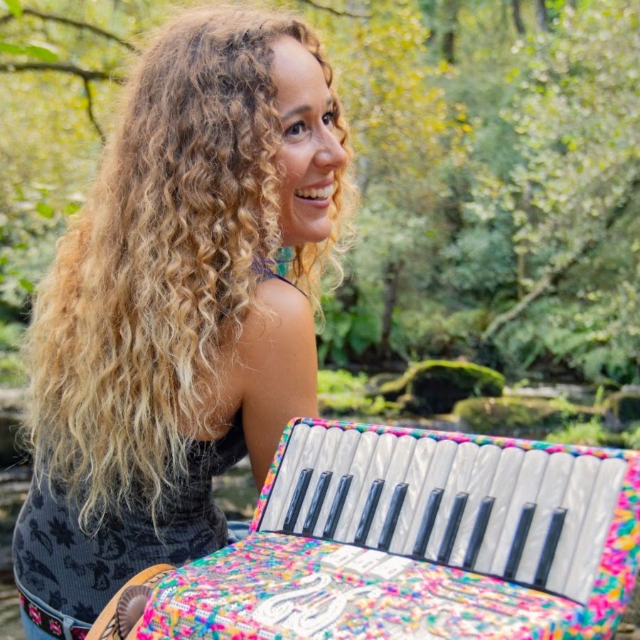 A cantante e pedagoga Lydia Botana é a encargada dos contos e a música A cantante e pedagoga Lydia Botana é a encargada dos contos e a música
