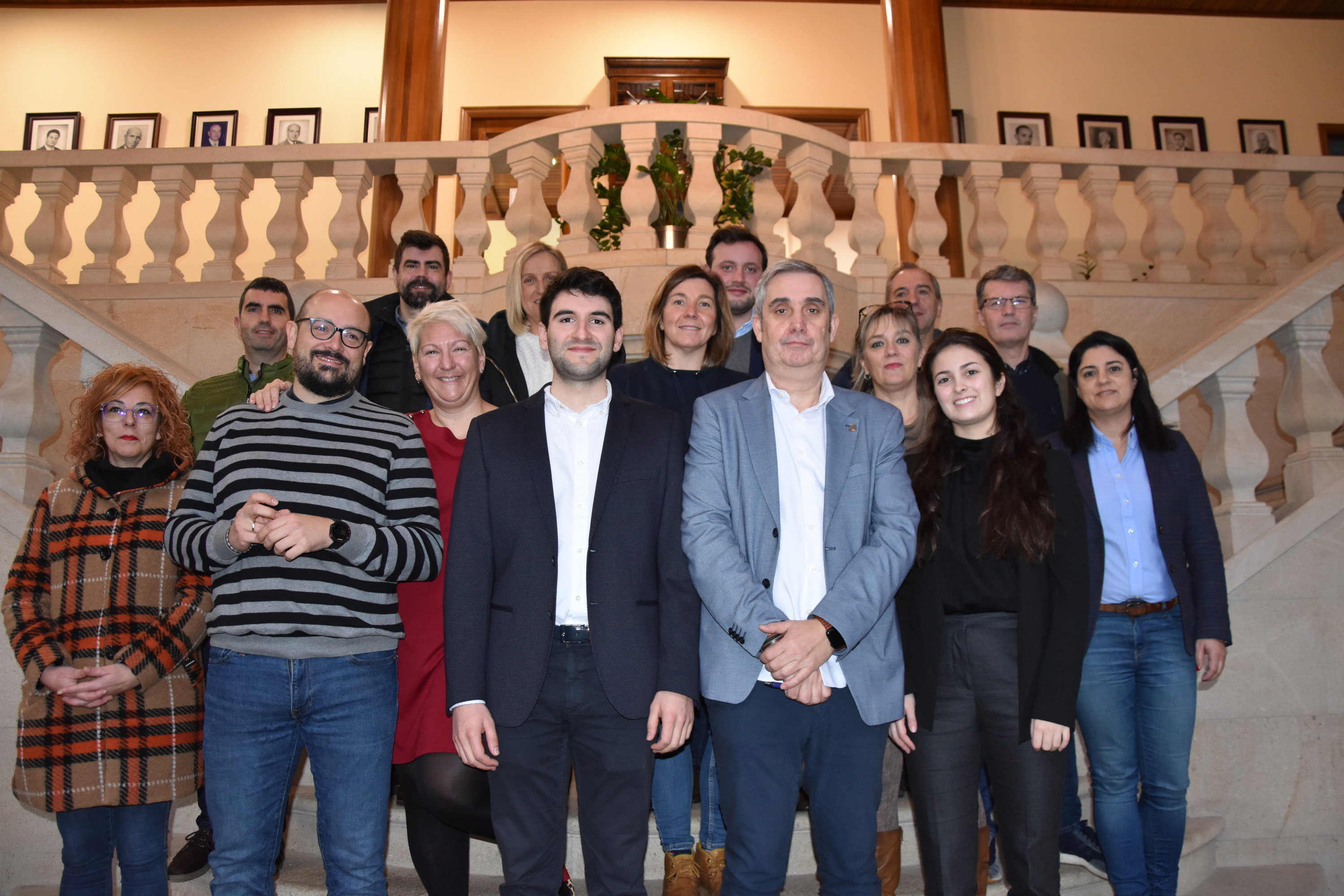Foto de grupo de Sofía Suárez e Javier Nogueira acompañados do alcalde de Ames, Blas García, e de varios concelleiros/as da Corporación municipal Foto de grupo de Sofía Suárez e Javier Nogueira, acompañados do alcalde de Ames, Blas García, e de varios concelleiros/as da Corporación municipal