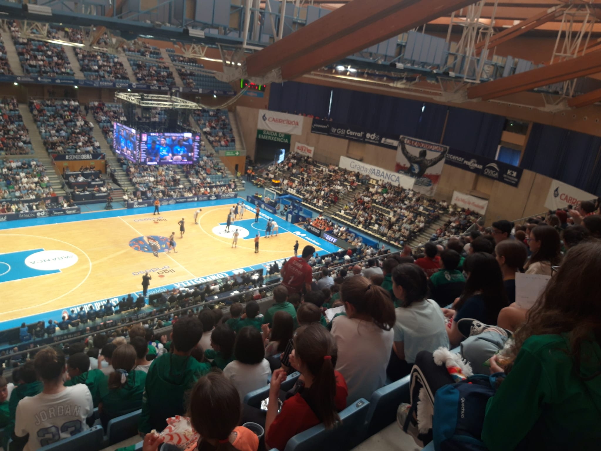 110 nenos/as das Escolas deportivas de baloncesto e integrantes do club Basquet Ames asisten a un partido do Monbus Obradoiro
