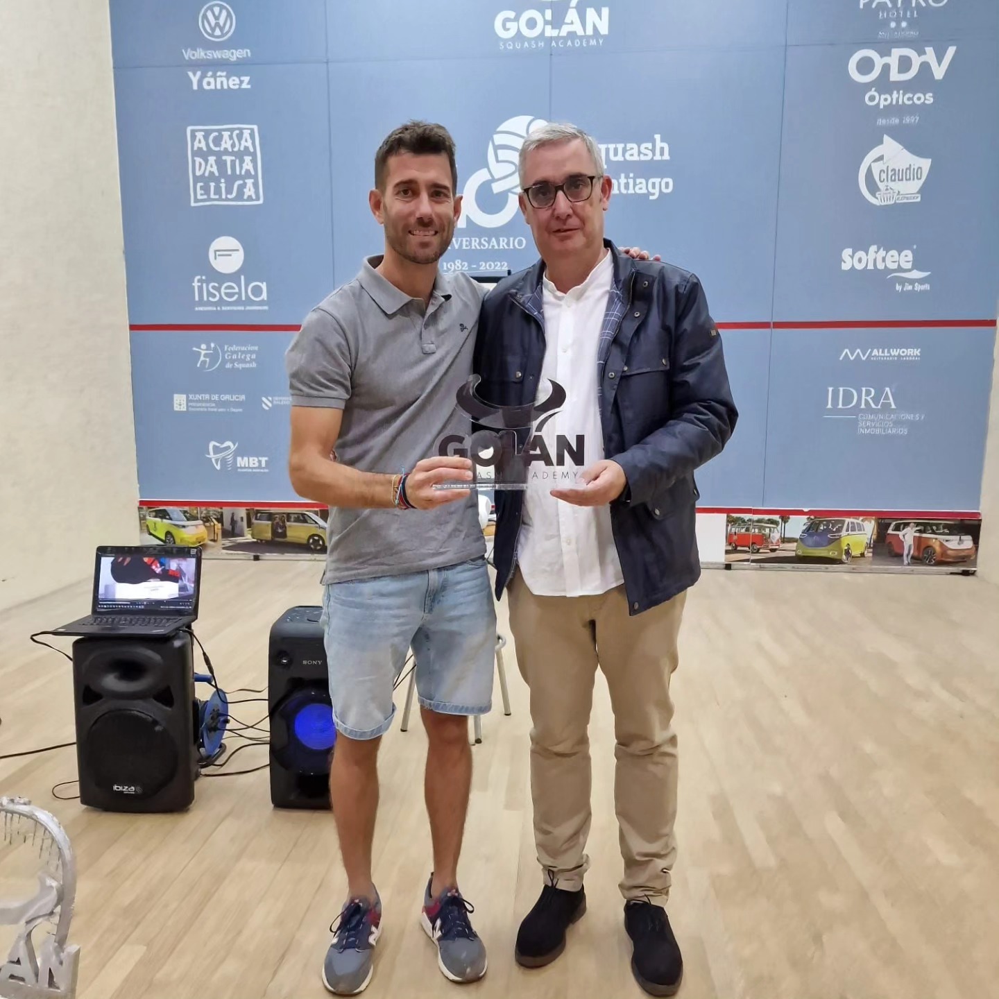 O amesán Borja Golán recibe unha homenaxe sorpresa na Copa de España Absoluta de Squash
