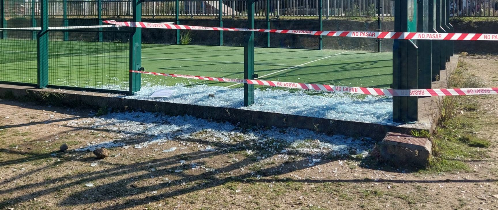 O Concello condena o acto vandálico a través do cal romperon os vidros da pista municipal de pádel do Milladoiro O Concello condena o acto vandálico a través do cal romperon os vidros da pista municipal de pádel do Milladoiro