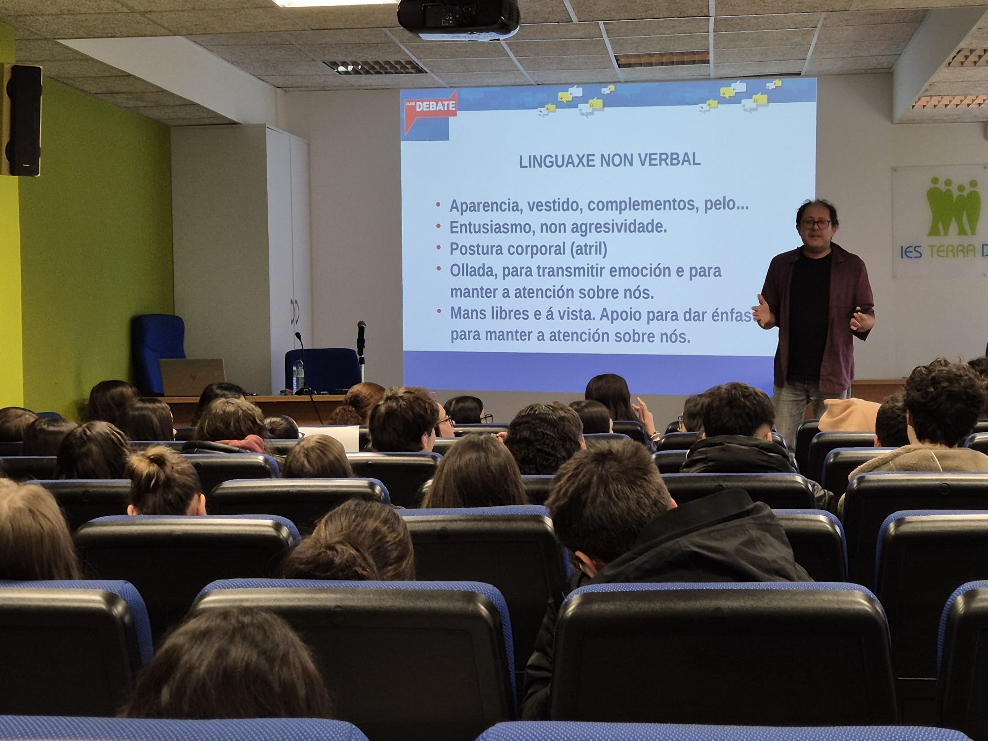 Arredor de 40 alumnos/as e 4 profesores/as de Ames participan na cuarta xornada de formación do Club de Debate Alingua Arredor de 40 alumnos/as e 4 profesores/as de Ames participan na cuarta xornada de formación do Club de Debate Alingua