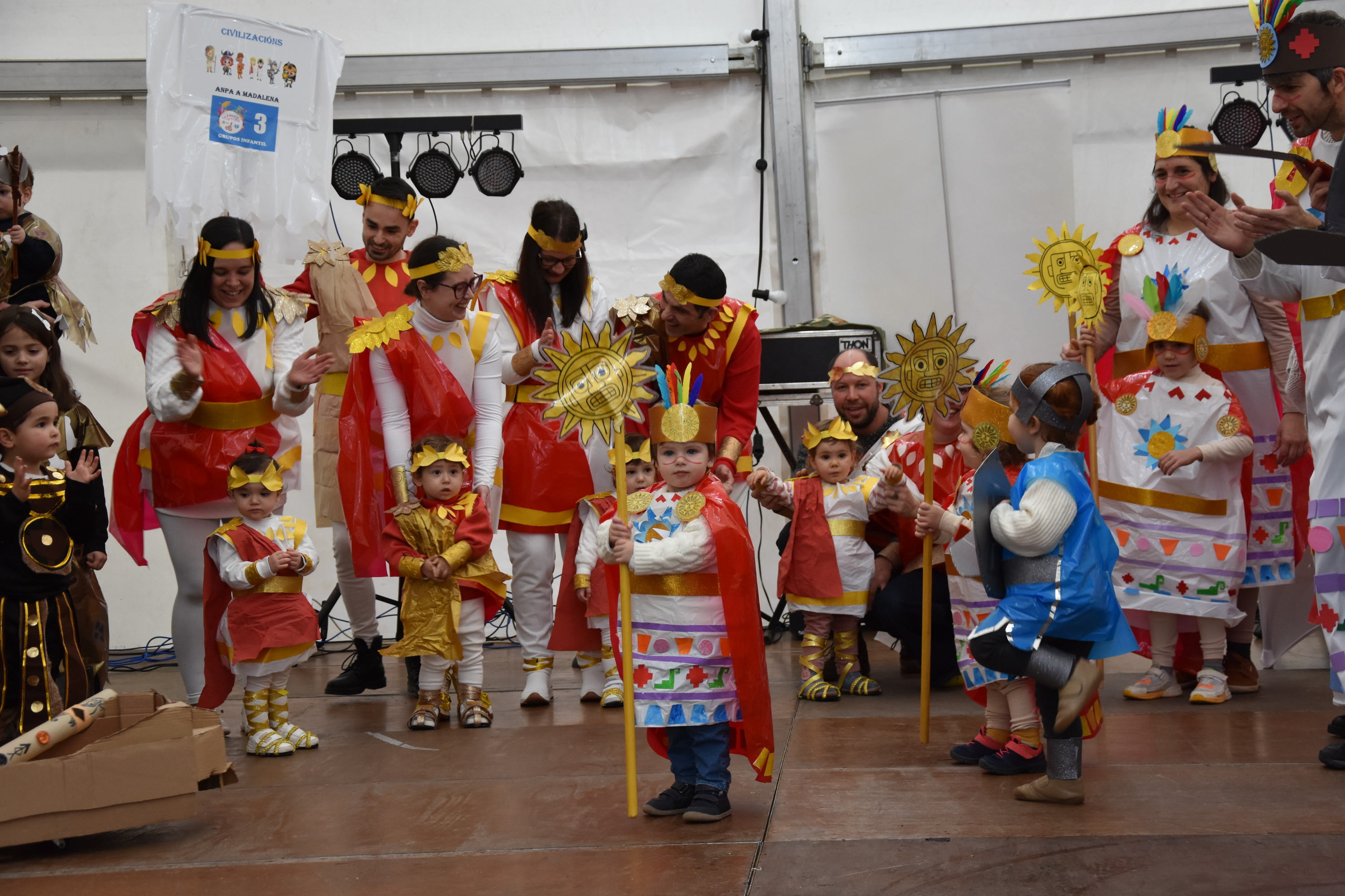 Lendo a Rosalía e Civilizacións gañan os primeiros premios do concurso infantil de disfraces de Ames Lendo a Rosalía e Civilizacións gañan os primeiros premios do concurso infantil de disfraces de Ames