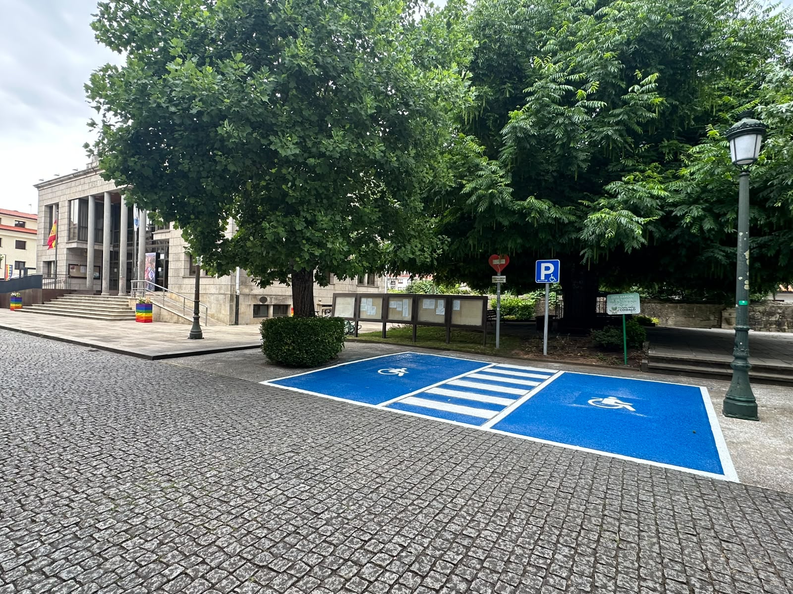 Reubicadas as prazas de aparcamento para persoas con discapacidade da rúa Ameneiral na praza do Concello e no aparcamento con acceso pola rúa Pesqueiras Reubicadas as prazas de aparcamento para persoas con discapacidade da rúa Ameneiral na praza do Concello e no aparcamento con acceso pola rúa Pesqueiras