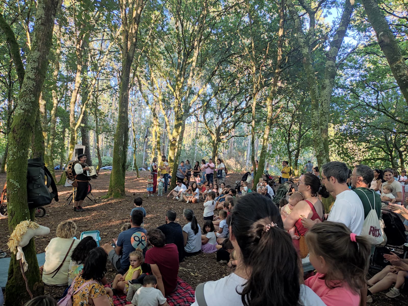 Arredor de 300 persoas xúntanse na Carballeira de Ventín para participar nas “Brincadeiras miúdas” do programa Apego Arredor de 300 persoas xúntanse na Carballeira de Ventín para participar nas “Brincadeiras miúdas” do programa Apego