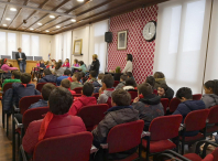 Uns 100 nenos e nenas do CEP de Ventín visitan a Casa do Concello para coñecer de preto o seu funcionamento