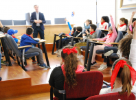 Uns 100 nenos e nenas do CEP de Ventín visitan a Casa do Concello para coñecer de preto o seu funcionamento