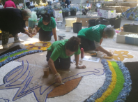  A Asociación cultural San Xoanciño honrou á Virxe de Lourdes cunha alfombra floral en Pousada