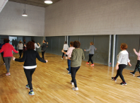 Imaxe dunha clase de aerozumba no ximnasio do pavillón de Bertamiráns