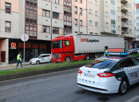 Realízanse controis de seguimento da restrición de paso dos vehículos pesados pola avenida de Rosalía de Castro, no Milladoiro