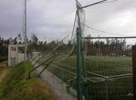 O peche perimetral do campo de fútbol do Milladoiro sufriu importantes danos debido ao temporal de choiva e vento que asolou Galicia a finais do pasado mes de decembro