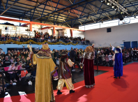 Os rapaces e rapazas de Ames reciben aos Reis Magos cunha gran festa nos pavillóns municipais do Milladoiro e Bertamiráns