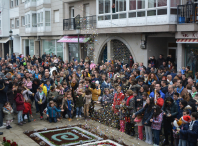 Numerosos veciños e veciñas encheron a praza do Concello para participar nas Prebadaladas de Aninovo