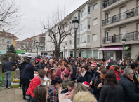 Numerosos veciños e veciñas encheron a praza do Concello para participar nas Prebadaladas de Aninovo
