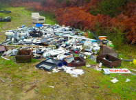 Imaxe dun vertedoiro incontrolado no monte de Lapido e na pista forestal entre Lapido e O Instrumento