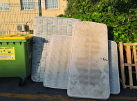 Imaxe de colchóns depositados no aparcadoiro do Carrefour, en Bertamiráns