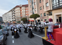 Desfile dos/as participantes no concurso de disfraces polas rúas do Milladoiro