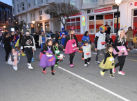 Desfile dos/as participantes no concurso de disfraces polas rúas do Milladoiro