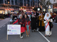 Desfile dos/as participantes no concurso de disfraces polas rúas do Milladoiro