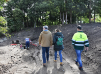 Imaxe da visita ás obras de acondicionamento do parque verde central do Milladoiro