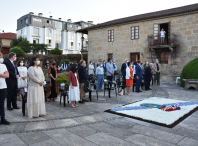 O público en pé interpretando o Himno de Galicia