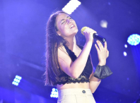 Actuación de Lara López, unha das gañadoras do concurso Canta con Ames