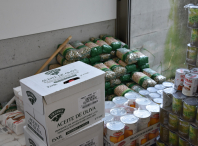 Preto de 70 familias beneficiarias do Programa Municipal de Alimentos recibiron lotes con doces de Nadal