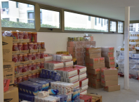 Preto de 70 familias beneficiarias do Programa Municipal de Alimentos recibiron lotes con doces de Nadal