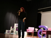 Raquel Riba Rossy impartiu unha charla-coloquio na que preto de 80 persoas puideron introducirse nun espazo de benestar, reflexión, autocoñecemento e autocoidado
