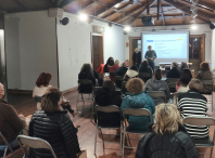 Un grupo de 35 veciños e veciñas de Ames recibe información sobre o proceso de acollemento e boas prácticas de persoas refuxiadas de Ucraína
