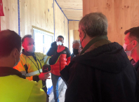 O Goberno municipal visita en Biduído a construción da primeira “passivhaus” de Galicia con piñeiro autóctono