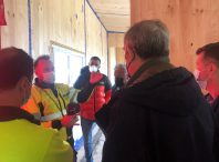 O Goberno municipal visita en Biduído a construción da primeira “passivhaus” de Galicia con piñeiro autóctono