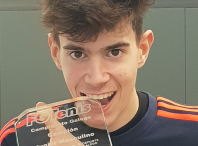 Saúl Berdullas Calviño conseguiu recentemente o título de campión galego júnior de tenis