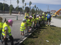 32 nenas e nenos de Tardes divertidas da EEI Milladoiro participan nunha andaina do programa SaúdeAndo