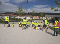 32 nenas e nenos de Tardes divertidas da EEI Milladoiro participan nunha andaina do programa SaúdeAndo