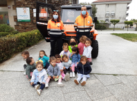 O alumnado da EIM A Madalena recibe a visita do persoal do GES de Brión e da Agrupación de Protección Civil de Ames