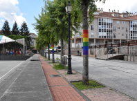 Bandeiras do arco da vella na praza de Chavián, en Bertamiráns