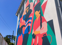 A artista Ceciro pintou na antiga escola de Firmistáns un mural dedicado ás leiteiras e ao traballo das mulleres amesás