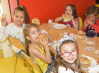 Os usuarios/as da Rede municipal de comedores escolares rematan o curso xantando hamburguesa con patacas fritas