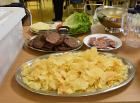 Os usuarios/as da Rede municipal de comedores escolares rematan o curso xantando hamburguesa con patacas fritas