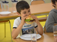 Os usuarios/as da Rede municipal de comedores escolares rematan o curso xantando hamburguesa con patacas fritas