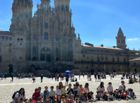 O alumnado da EIM A Madalena recibe a visita da Policía Local e visita a cidade de Compostela